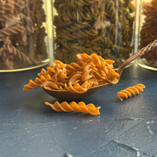Punase mahe läätse makaronid Fusilli meresalatiga