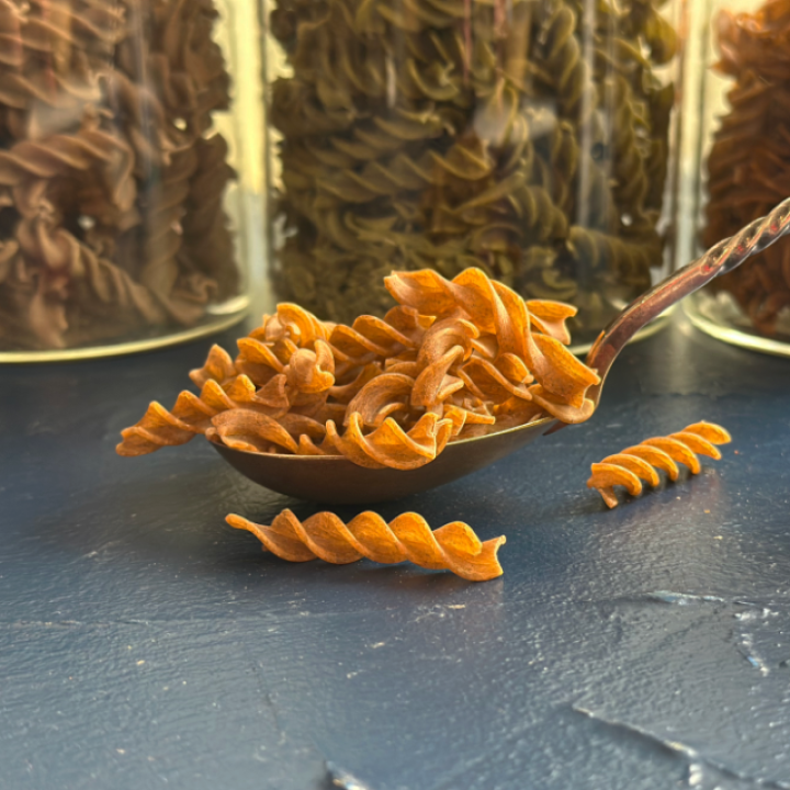 Punase mahe läätse makaronid Fusilli meresalatiga