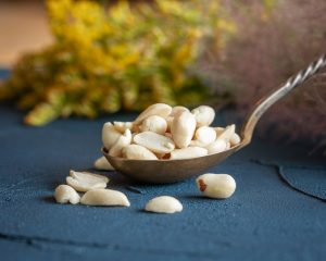 Shelled organic peanuts