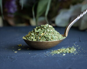 Organic crushed moringa leaves