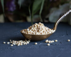 Mahedad kooritud sorgo tangud