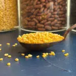 Poleeritud poolitatud mahe toor-mungoad